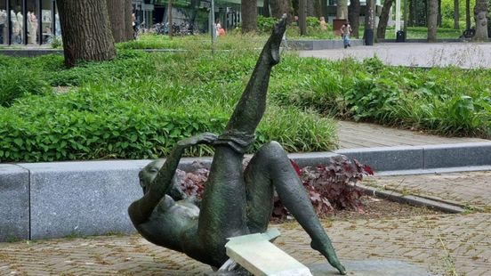 Aangifte na vernieling Kousenmeisje in Emmen, toekomst van beeld onduidelijk Nieuws