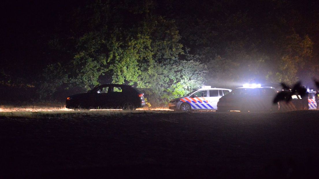 De politie heeft in een bos in Beekbergen een gestolen auto gestopt na een achtervolging. De vier inzittenden zijn aangehouden. Bij de achtervolging zijn een aantal politieauto's beschadigd geraakt. Ook heeft de politie bij de aanhouding waarschuwingsschoten gelost.