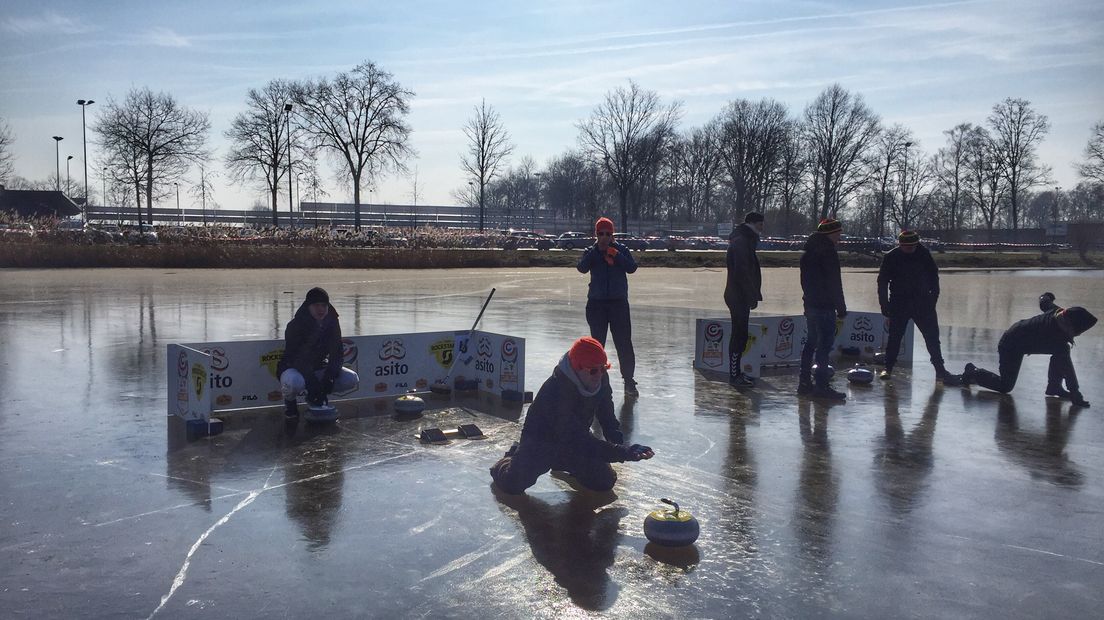 Curling op natuurijs (Rechten: Marloes Stoker / Team De Uitglijders)