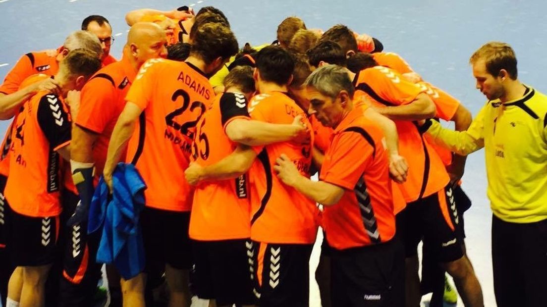 Joop Fiege tijdens een timeout tegen Luxemburg (foto NHV)