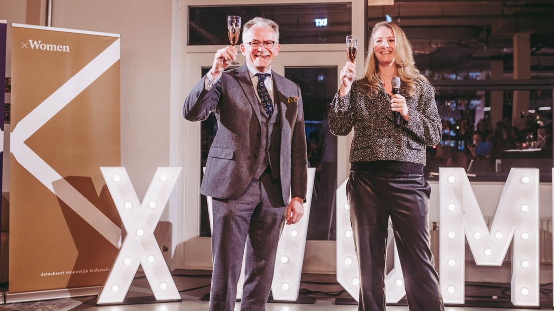 Burgemeester Koen Schuiling en Mirjam Kramer heffen het glas