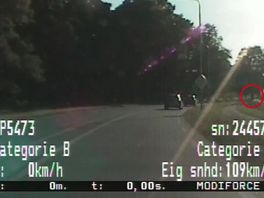 Motorrijder maakt wheelie voor de ogen van de politie