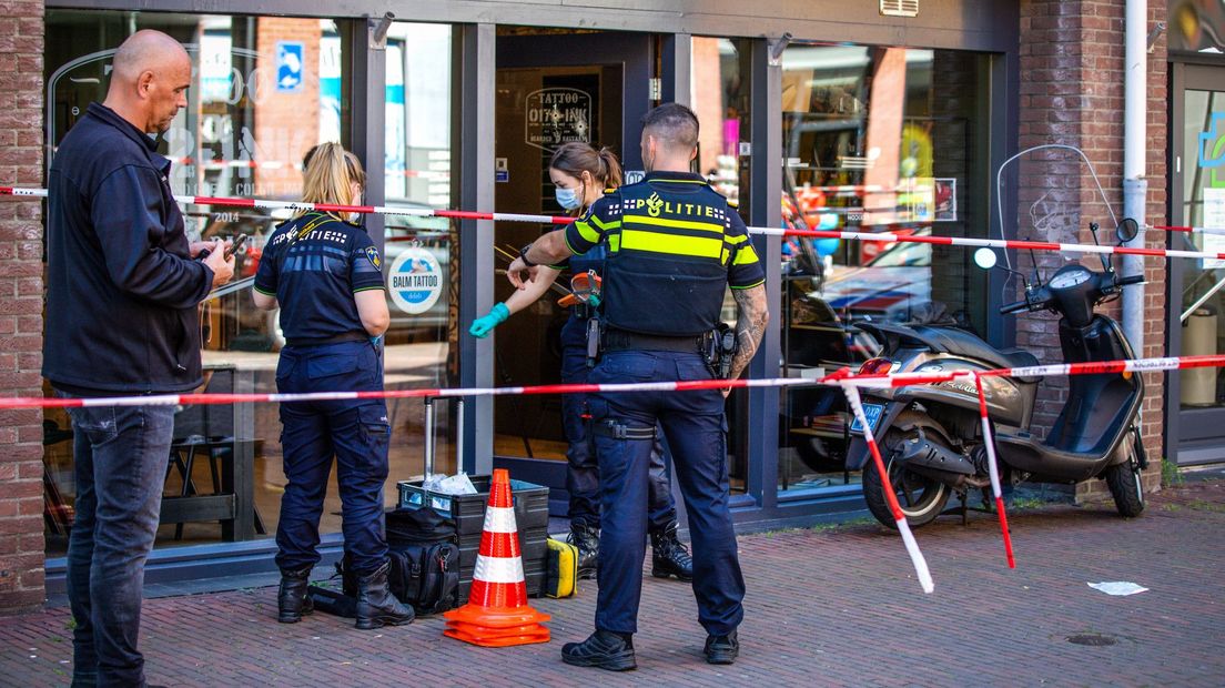 De politie doet onderzoek bij de beschoten tattooshop