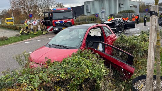 Gewonde en veel schade bij aanrijding in Beek Home