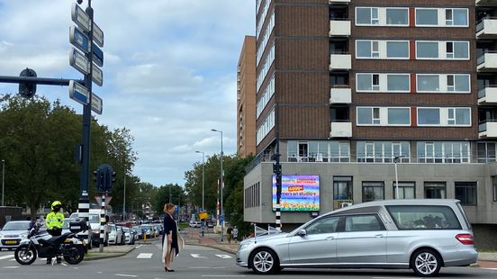 Rouwstoet van slachtoffer Jaap staat moment stil bij plek fatale ongeval op de Maasboulevard.