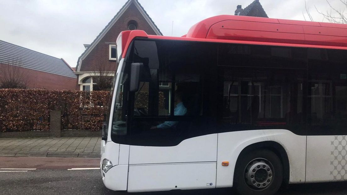 Door de nieuwe bussen van EBS hebben inwoners van Kwintsheul last van trillingen