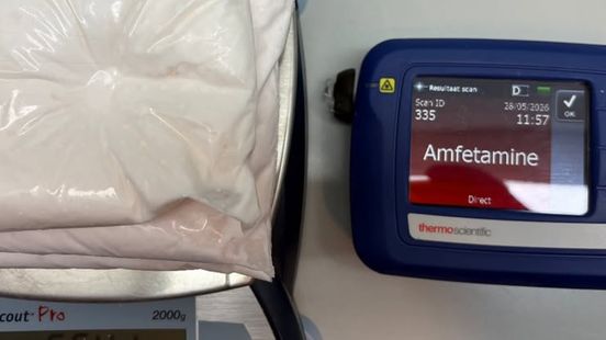 Politie stuit op grote hoeveelheid amfetamine en wapen in woning na anonieme tip Nieuws