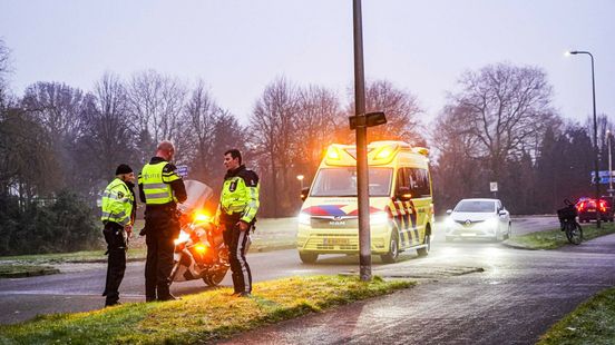 Fietser gewond na botsing met auto in Coevorden. Fietser gewond na botsing met auto in Coevorden.