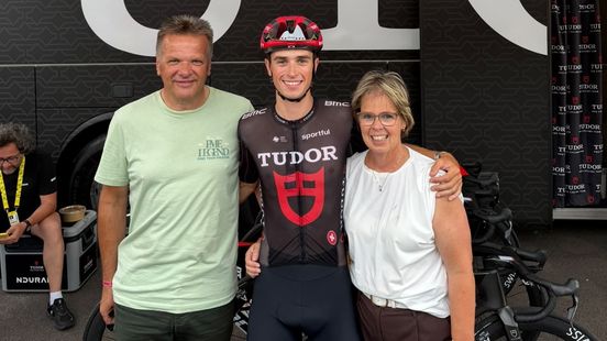 Ouders Rick Pluimers reizen mee in Tour en herkennen hem in chaos Nieuws