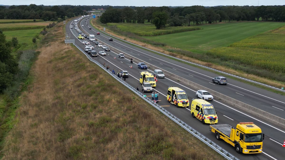 Ongeluk met meerdere voertuigen op A35, weg deels dicht