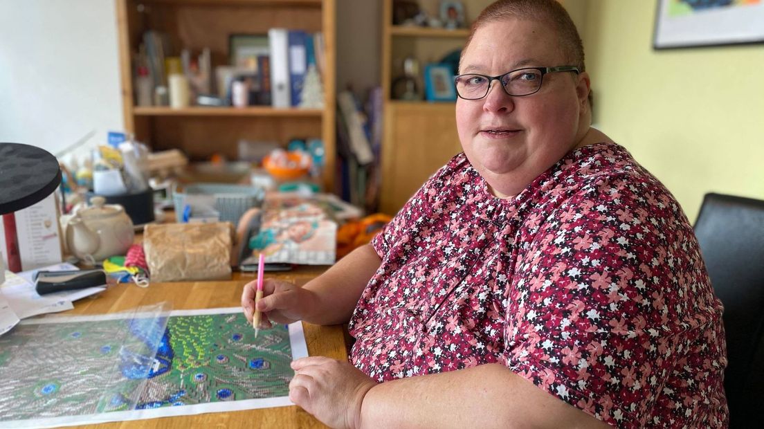 Gerlinda doet aan diamond painting