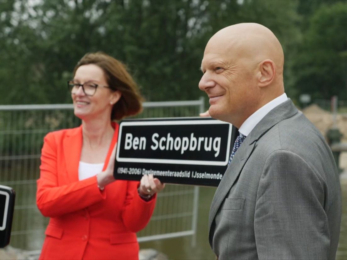 Wethouder Wijbenga opent de Ben Schopbrug met een van de dochters van voormalig deelraadslid Ben Schop