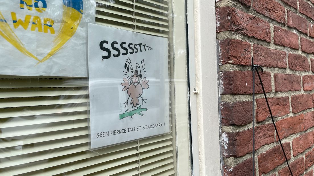 Een van de pamfletten achter de ramen