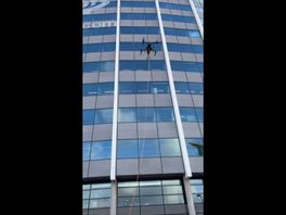 De drone stijgt op, aan het apparaat hangt een lange slang