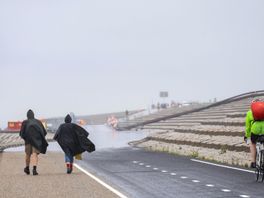 Motregen en harde wind, maar de Afsluitdijk is weer even open voor fietsers en voetgangers