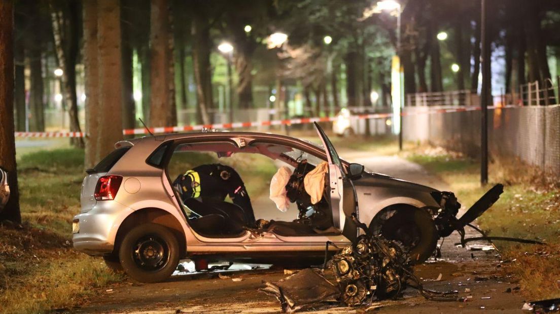 Het motorblok kwam naast de auto terecht.