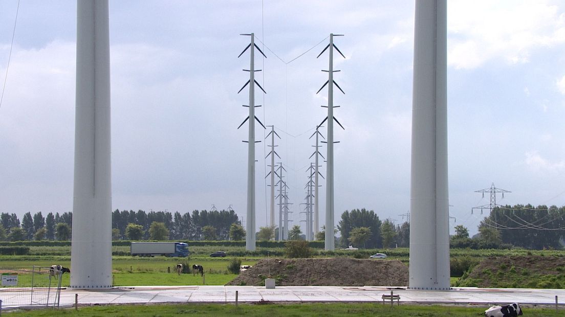 De nieuwe hoogspanningsmasten zijn tot diep in de Zak van Zuid-Beveland te zien