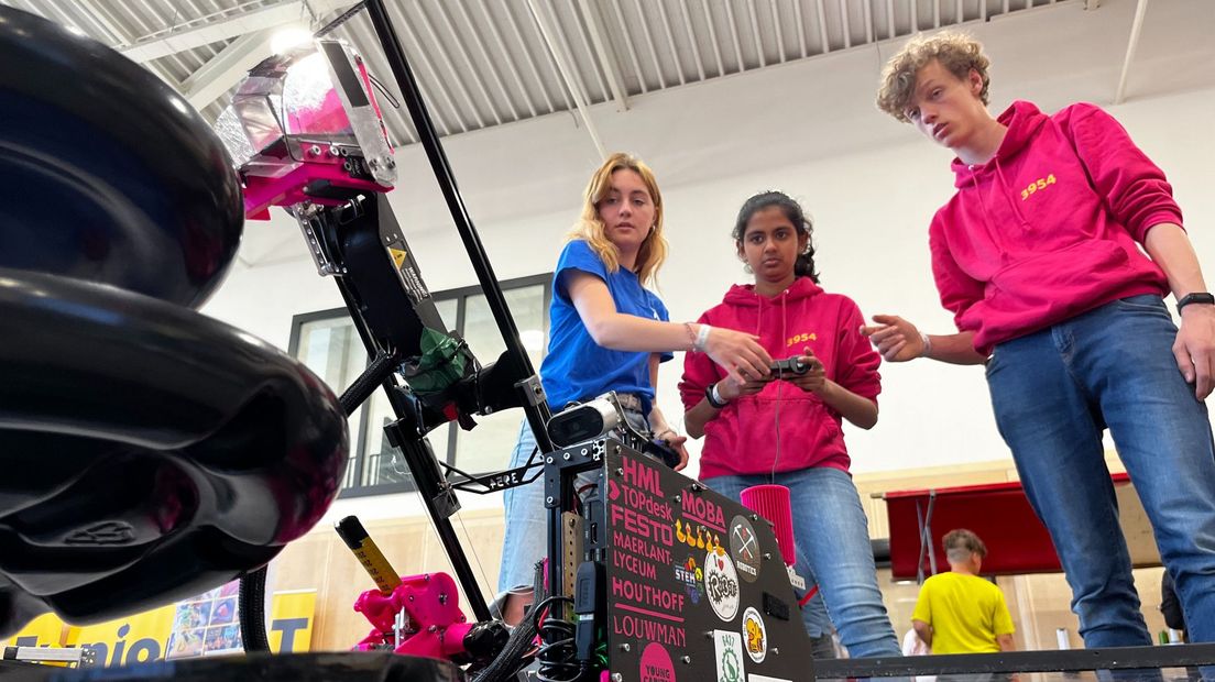 Het team van Noor met de robot | Eigen foto