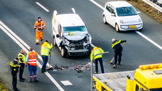 Auto in sloot na ongeluk met vrachtwagen, bestuurder naar ziekenhuis. Auto in sloot na ongeluk met vrachtwagen, bestuurder naar ziekenhuis.