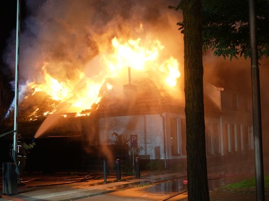 Uitslaande brand verwoest leegstaand pand in Hoogeveen