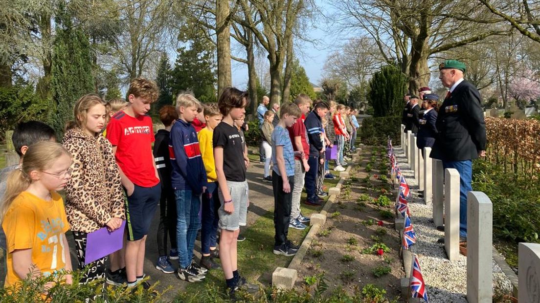 Leerlingen van de Nutsschool en veteranen herdenken de bevrijding van Oldenzaal