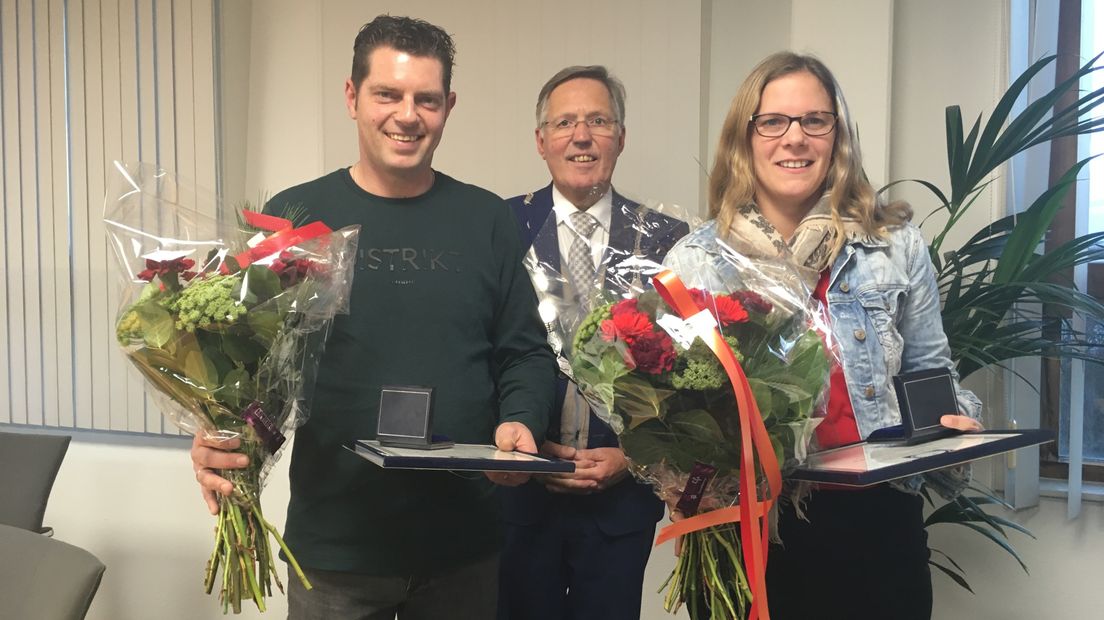 Vorig jaar redden ze een vader en zoon uit een zinkende auto, nu kregen ze een medaille