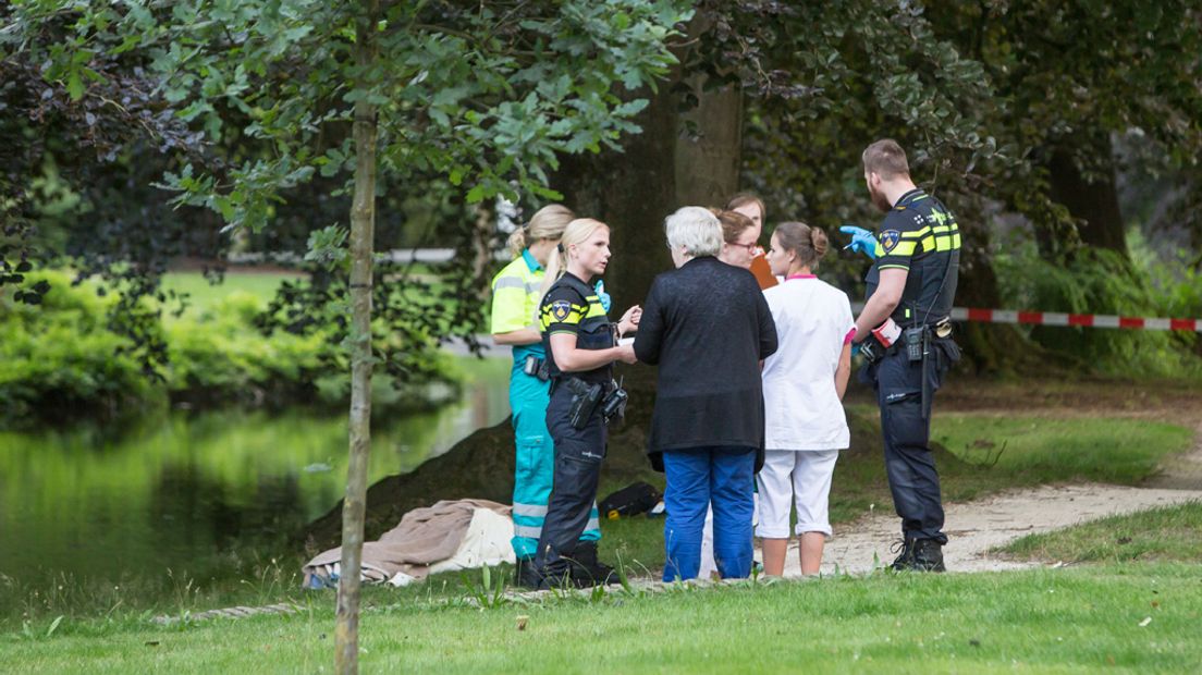 De politie onderzoekt de plek waar de vrouw is gevonden.