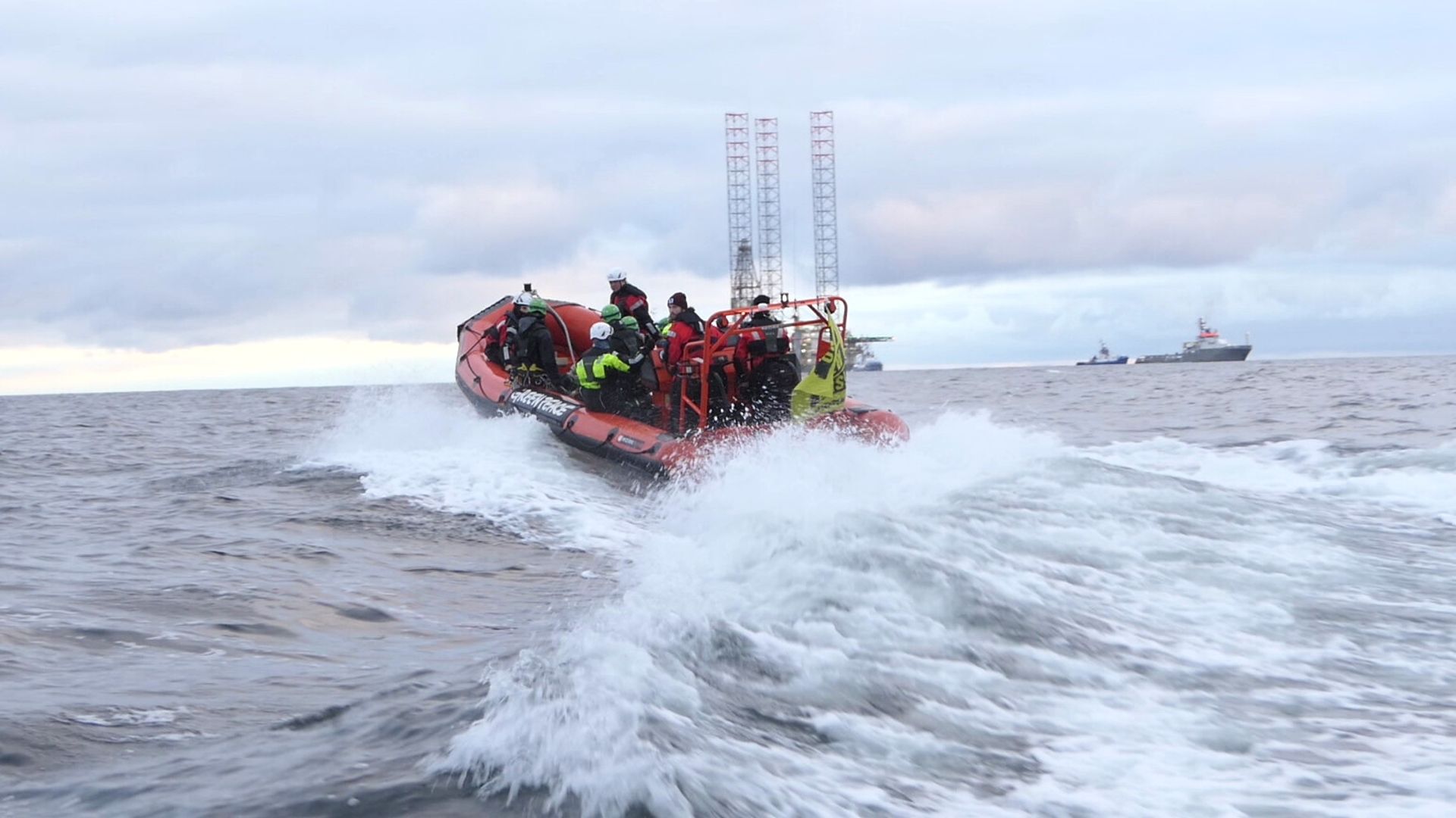 Kijk hier hoe actievoerders van Greenpeace een boorplatform op de Noordzee beklimmen
