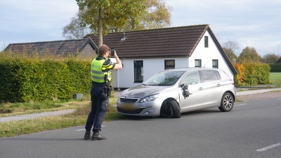 Man veroorzaakt onder invloed ongeluk en wil doorrijden, maar omstanders grijpen in. Man veroorzaakt onder invloed ongeluk en wil doorrijden, maar omstanders grijpen in.