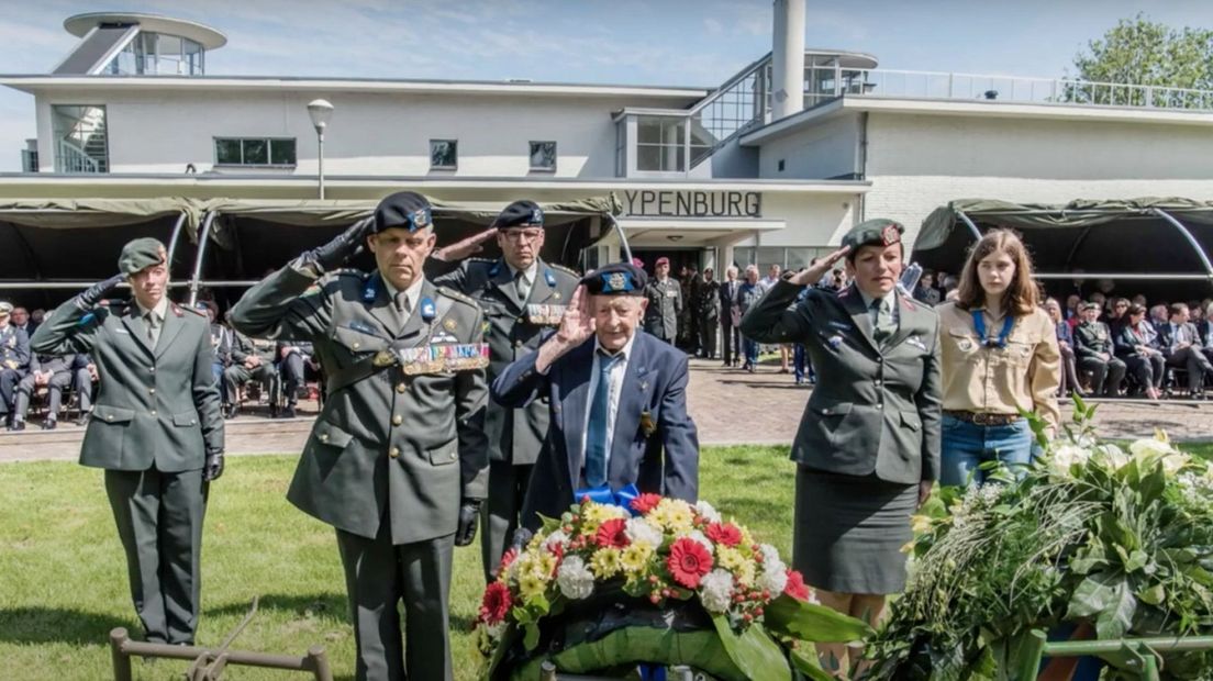 Klaas Appel (midden) bij een eerdere herdenking