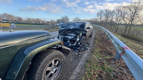Frontale botsing in Weert door glad wegdek. Frontale botsing in Weert door glad wegdek.