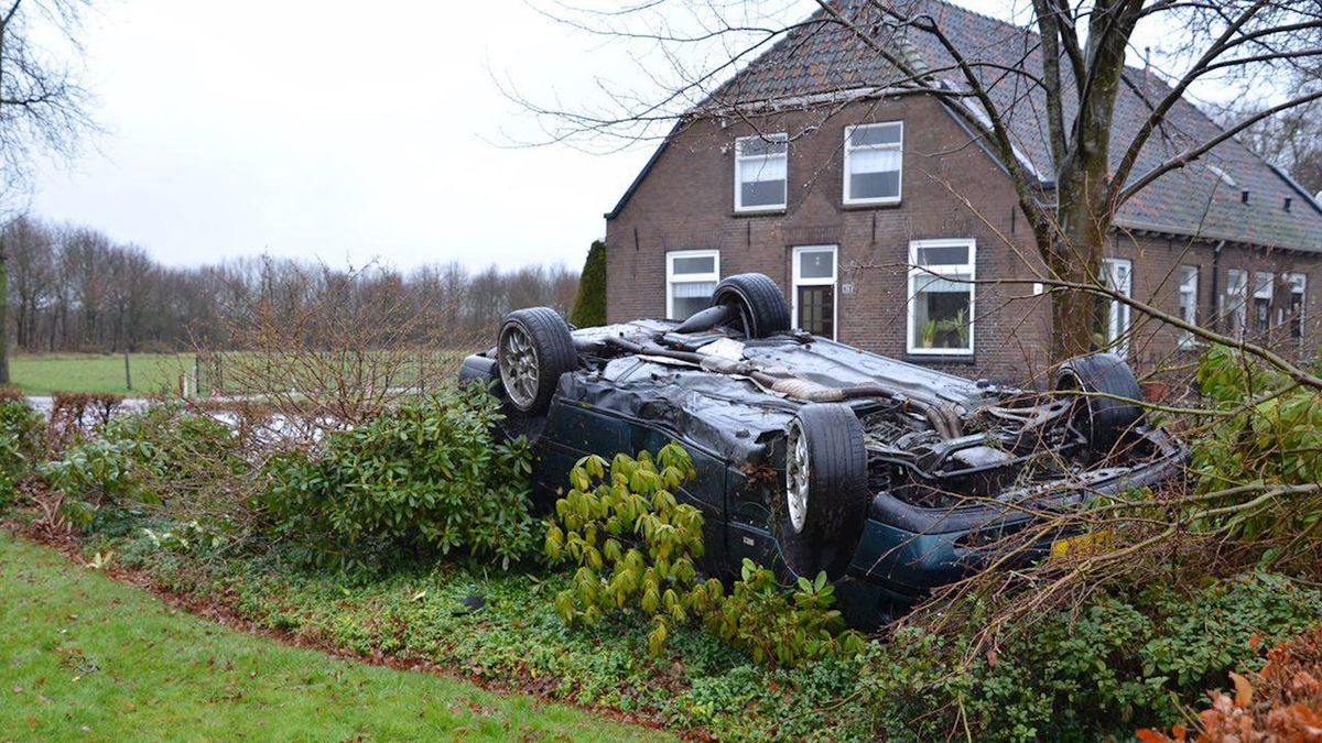 Automobilist 'parkeert' auto op de kop in tuin van woning in Daarle