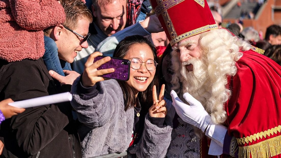 Handen schudden en selfies maken in de haven