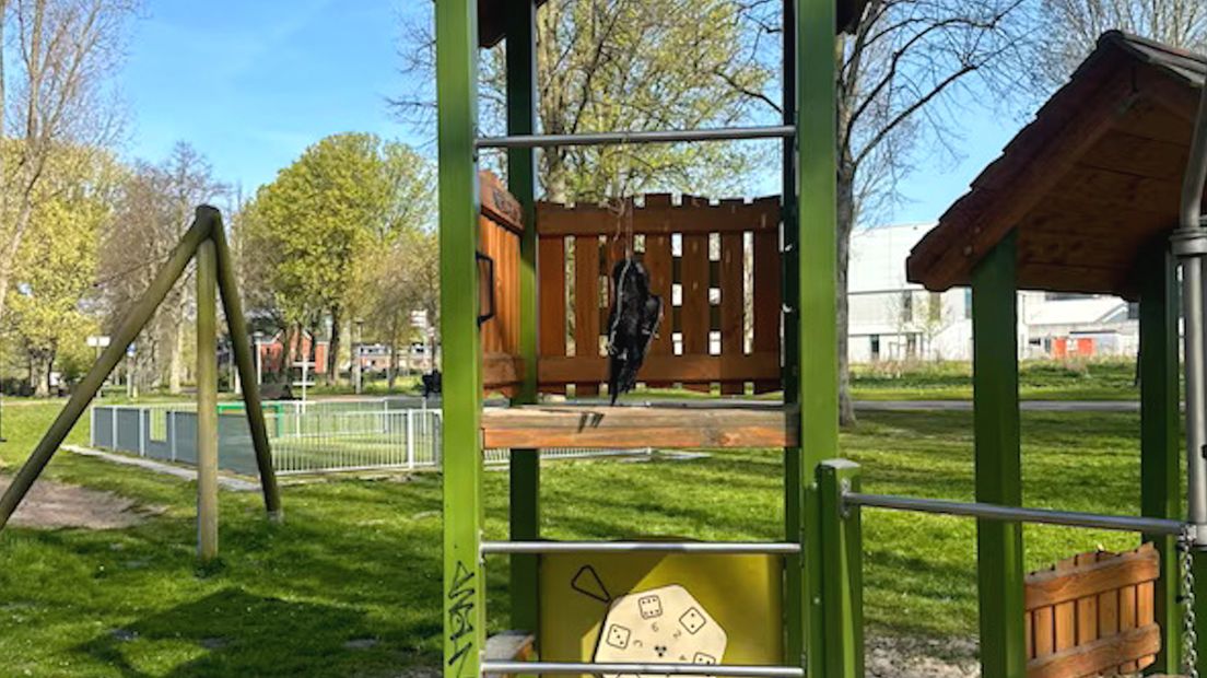 De opgehangen kraai werd gevonden in een speeltuin