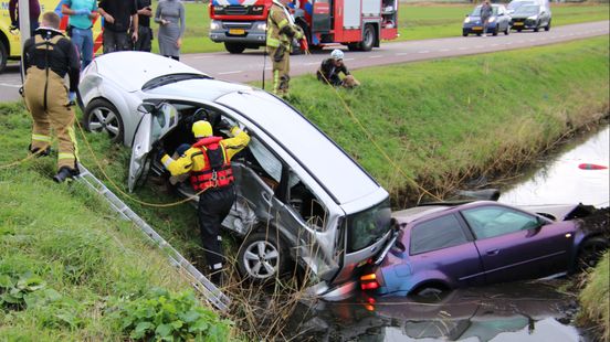 Twee auto’s na botsing te water in Vierpolders. Twee auto’s na botsing te water in Vierpolders.