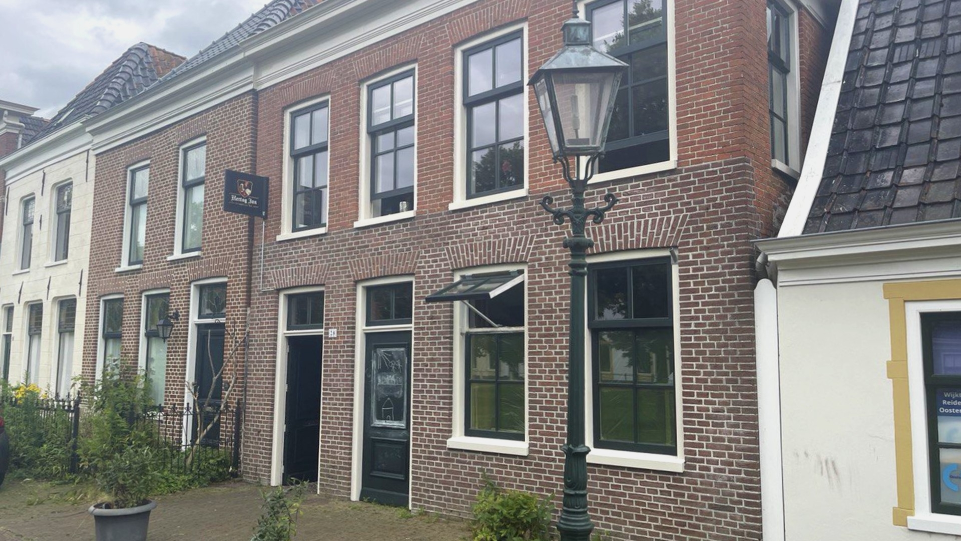 Het pand in Bad Nieuweschans waar mensen werden begeleid