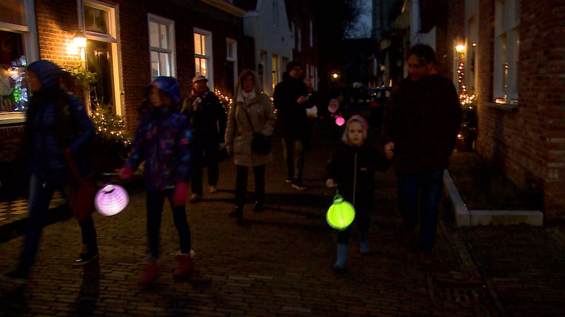 Lopen met lampionnen langs de geschiedenis van Veere