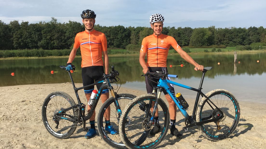 Thom Bonder (l) en Tim Smeenge (r) zijn klaar voor het WK Mountainbike Marathon (Rechten: RTV Drenthe/Marjolein Lauret)