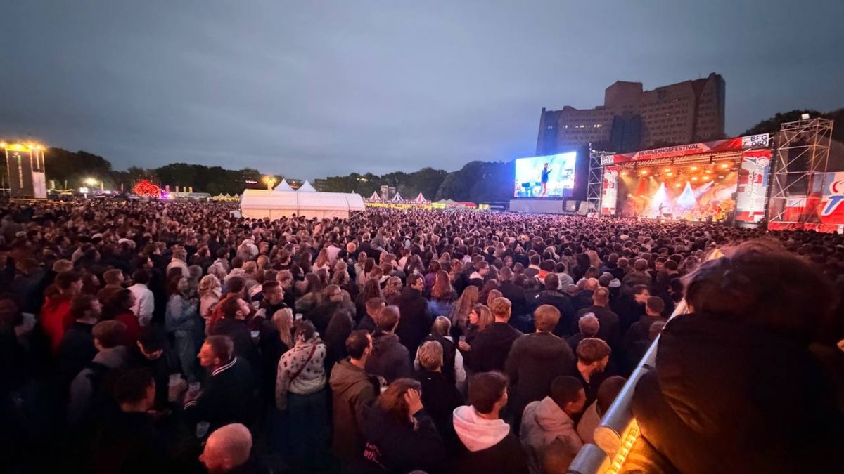 Zo vierde Groningen Bevrijdingsdag: Bevrijdingsfestival Groningen geniet van Jostiband • Cameraman o