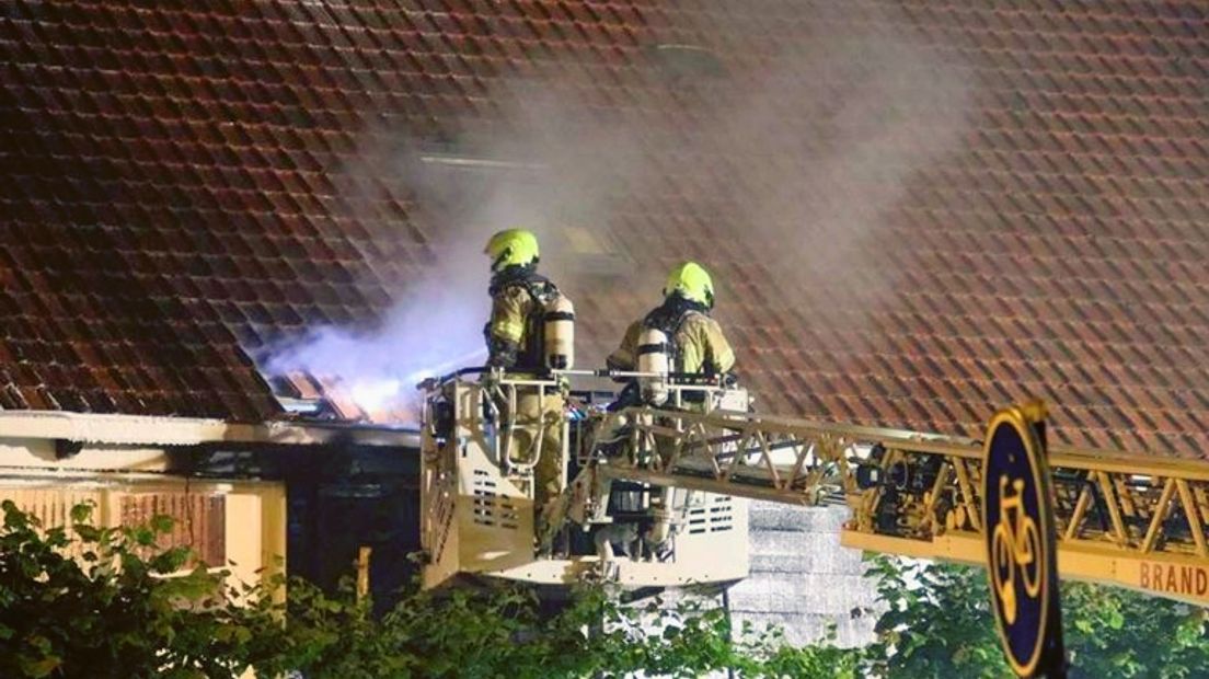 Brandweer moet dak openbreken om bij brandhaard te komen bij bed and breakfast in Goes