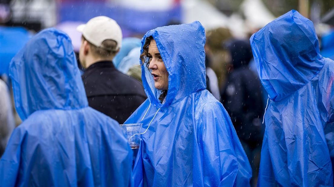 Publiek in de regen op het Bevrijdingsfestival Overijssel in Zwolle.