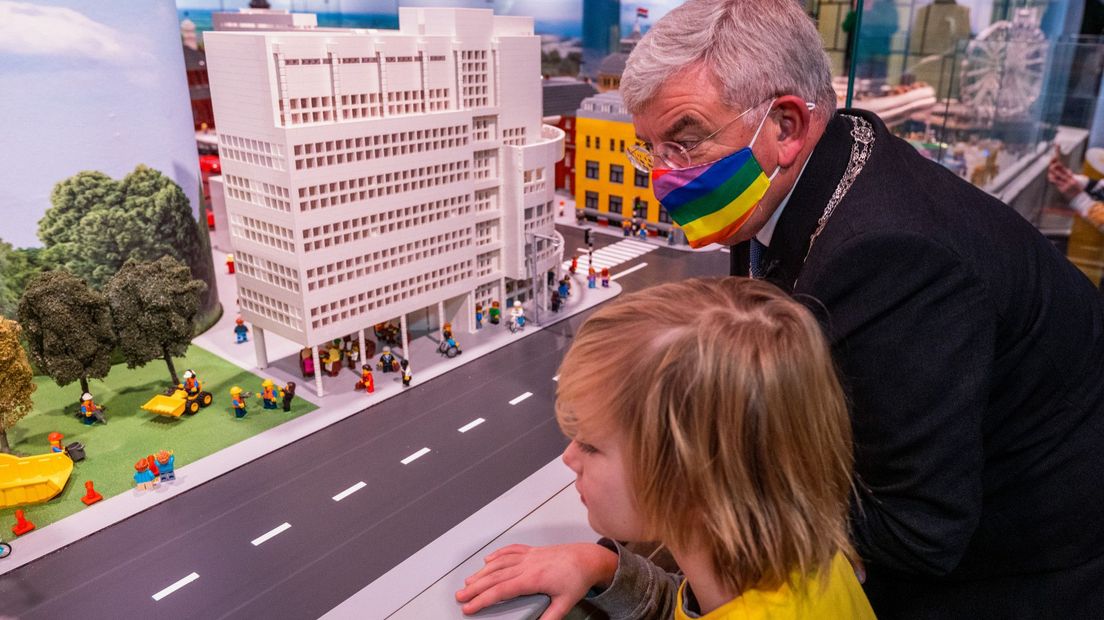 Burgemeester Van Zanen bekijkt zijn Den Haag in Legoland