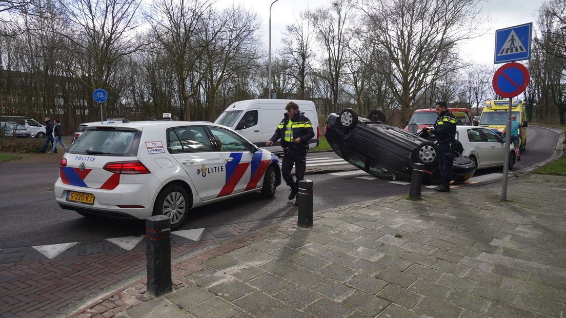 Eén van de auto's belandde op zijn dak op de zebra