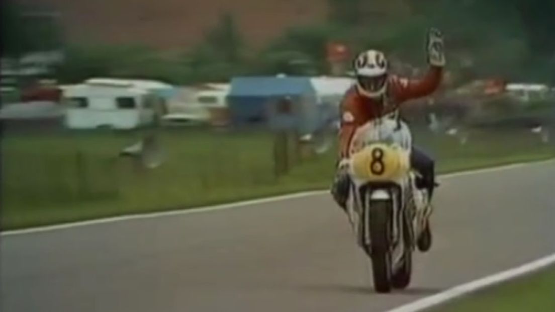 Jack Middelburg viert in de laatste ronde zijn zege in de TT van 1980 (Rechten:still uit documentaire RTV Drenthe)