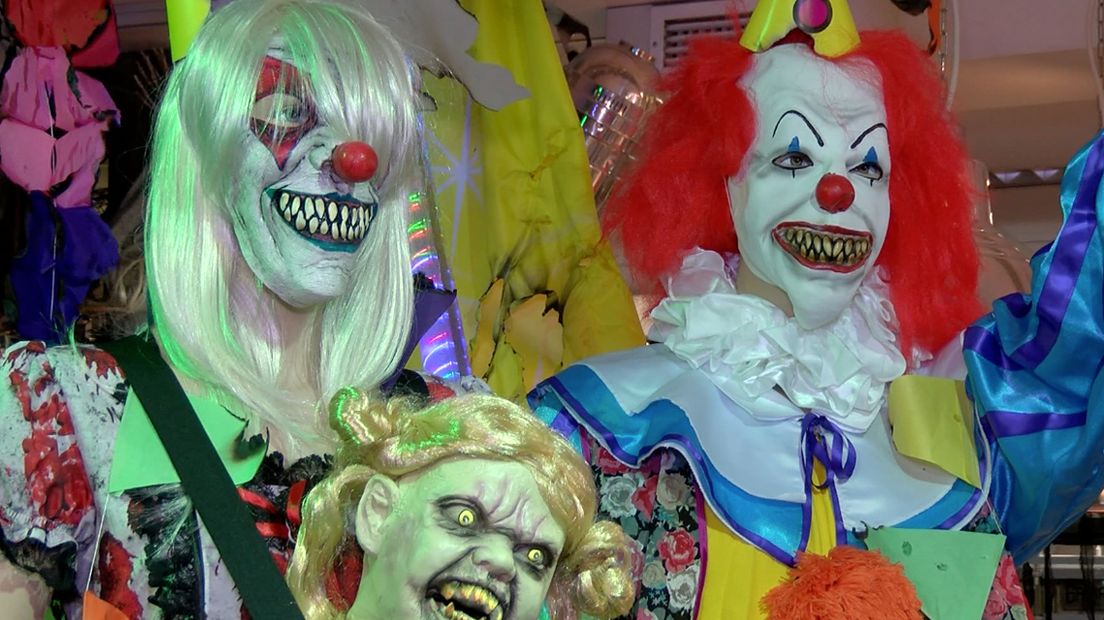 Horrorclowns in etalage Wateringse feestwinkel