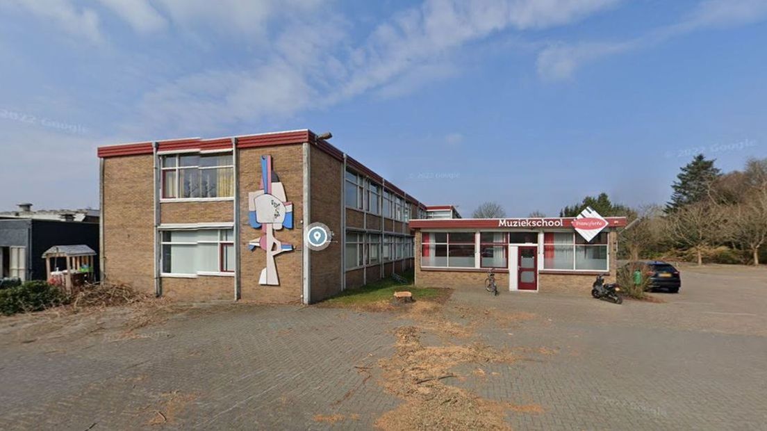 In het gebouw achter de muziekschool worden 48 minderjarige vluchtelingen opgevangen.