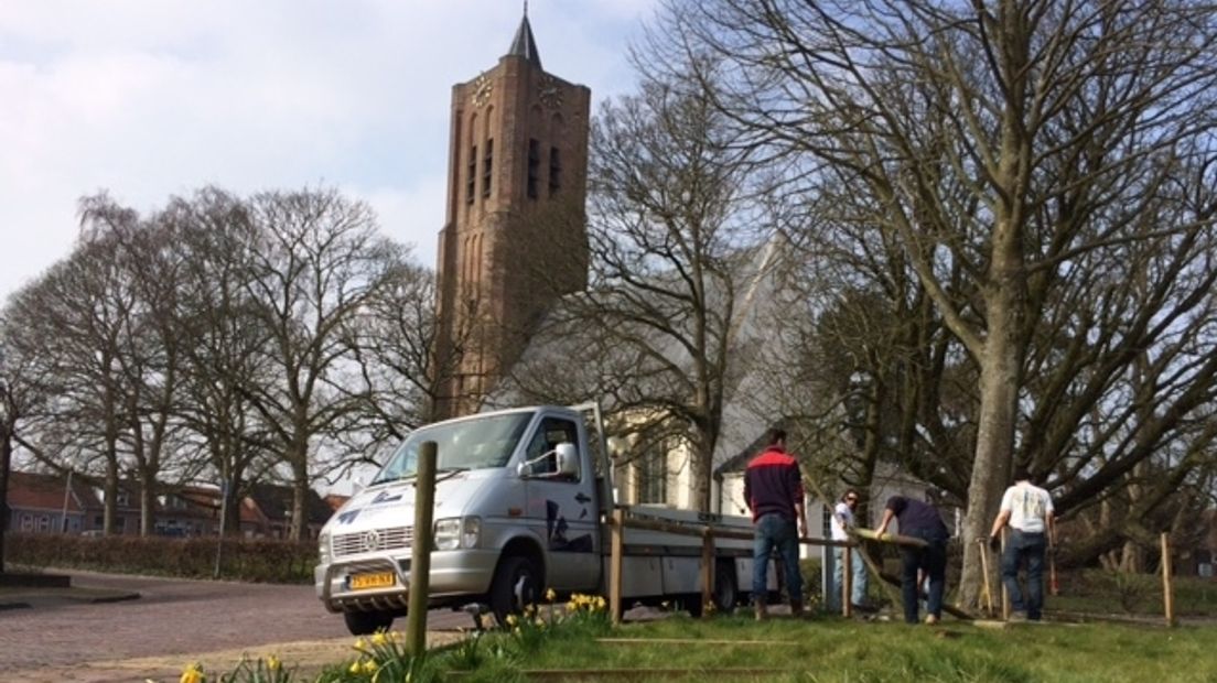 Vrijwilligers helpen op OBS het Schengehof in 's-Heer Arendskerke