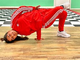 Haagse India Sardjoe (16) 'breakt' record: jongste Nederlands kampioen breakdance