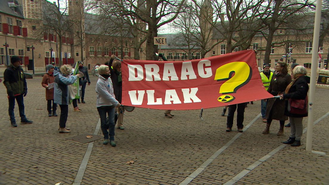 Demonstratie tegen nieuwe kerncentrales op het Abdijplein in Middelburg