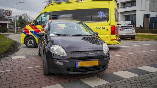 Fietser ernstig gewond na botsing met auto. Fietser ernstig gewond na botsing met auto.
